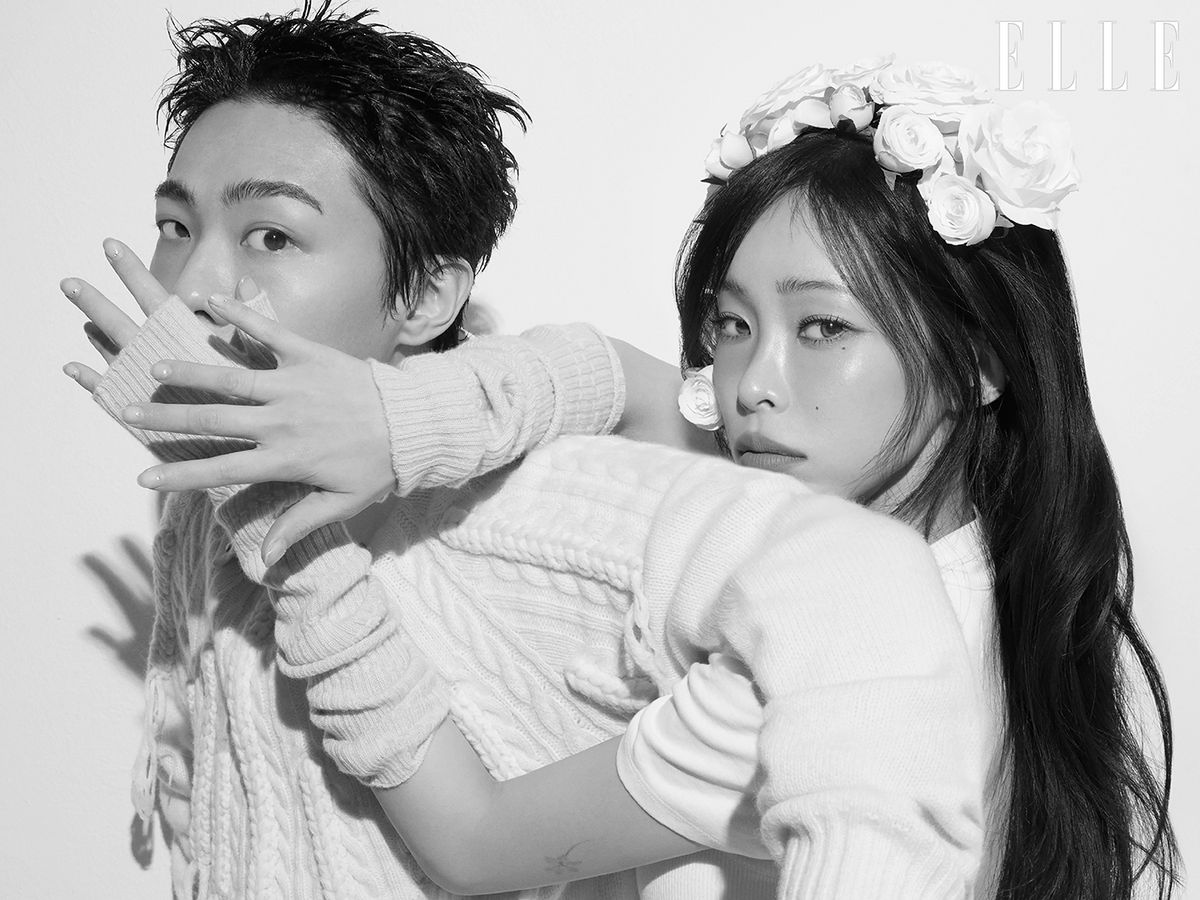 기리보이의 케이블 니트는 Ych, 레이어드 한 셔츠는 Mmic, 헤이즈의 티셔츠는 Vivienne Westwood, 캐시미어 워머는 Barrie.