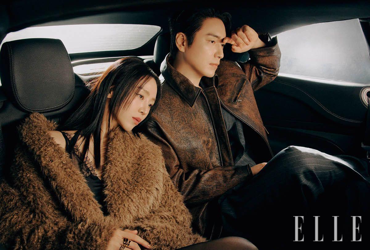 신혜선이 입은 시어링 퍼 코트는 Eenk. 슬립 원피스는 Courrèges. 왼손 약지에 착용한 골드 링은 Numbering 오른손 중지에 착용한 골드 링은 Ferragamo. 이준혁이 입은 재킷과 수트 세트업은 모두 Ferragamo.