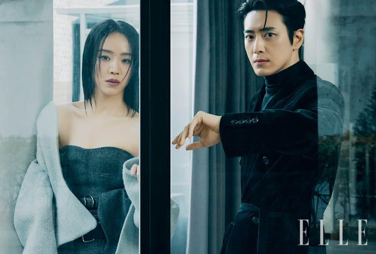 신혜선이 입은 벨트 디테일의 튜브 톱 그레이 드레스는 Rokh. 그레이 울 재킷은 Ashlyn. 이준혁이 입은 벨벳 코트는 Eenk. 터틀넥과 팬츠, 부츠는 모두 스타일리스트 소장품.