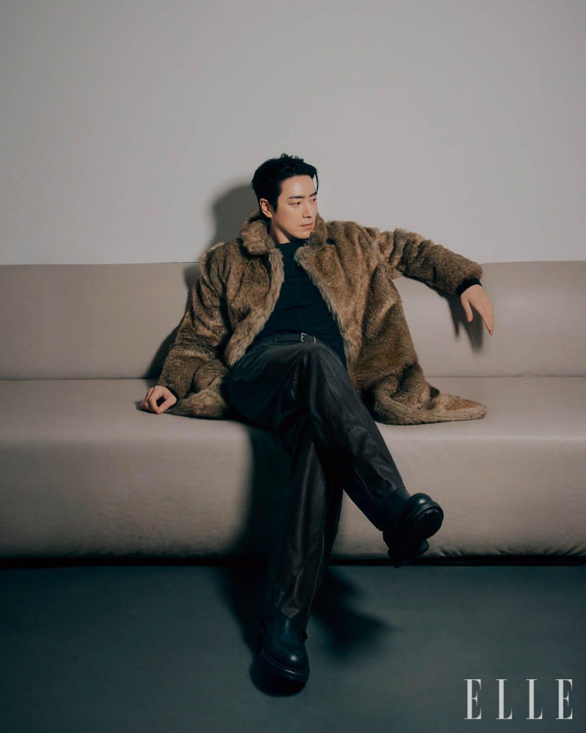 퍼 코트는 Moonsun. 레더 팬츠와 이너 웨어 티셔츠, 첼시 부츠는 모두 스타일리스트 소장품,