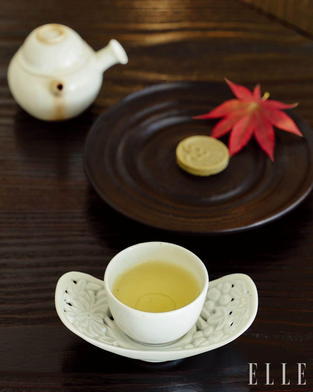 숯에 불을 피우기까지 걸리는 시간은 40분. 로해는 이 화로에 천천히 물을 끓여 차를 우린다. 