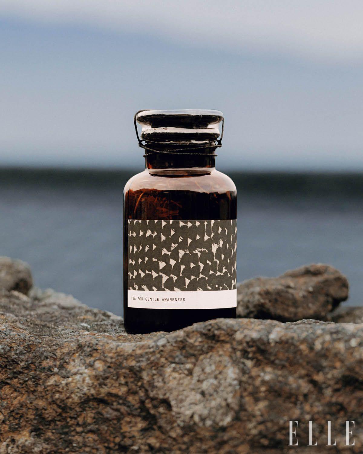 하운은 인위적인 단계를 지양하고 찻잎이 가진 고유의 향미를 드러내기 위해 다양한 재료를 찻잎과 블렌딩한 병배차를 선보인다.