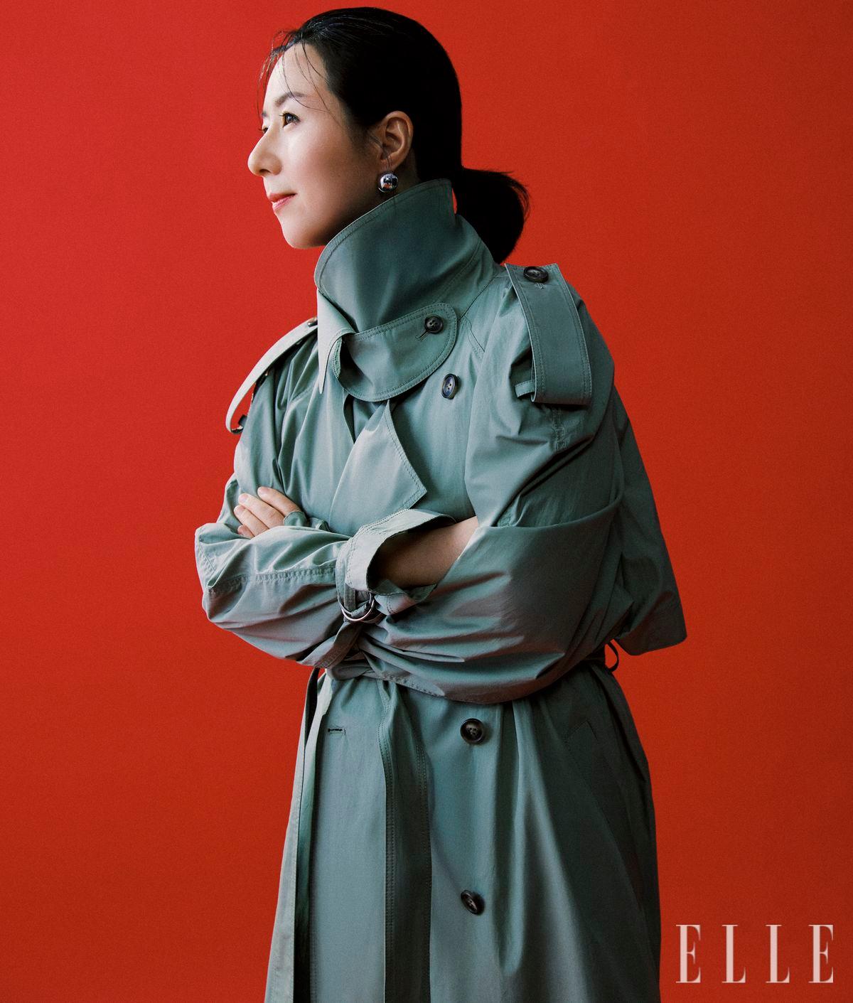 카키 트렌치코트는 Cos. 이어링은 스타일리스트 소장품.