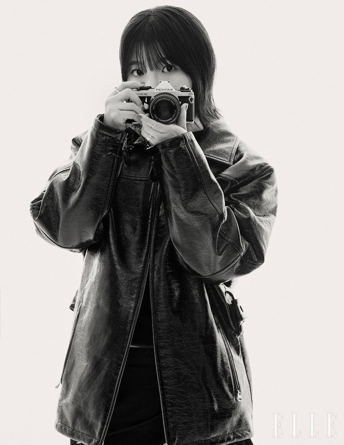 블랙 가죽 재킷은 Courrèges.