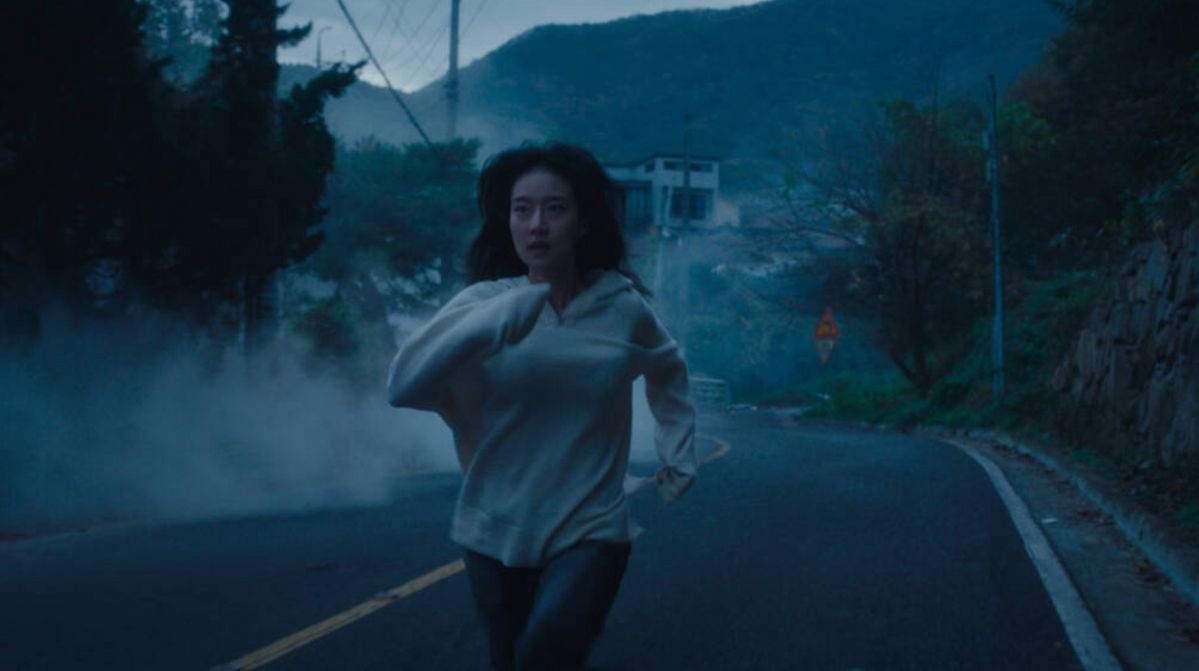 안개 속을 가르며 달리는 소라의 장면. 소라의 자유롭고 야생적인 모습이 짙게 담겼다.