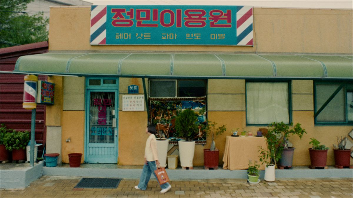 미장센이 드러나는 ‘정민이용원’. 오지인 감독은 1989년 서울의 알록달록하고 촌스러운 무드를 자아내기 위해 정민 아버지의 이용원을 세밀하게 설계했다.