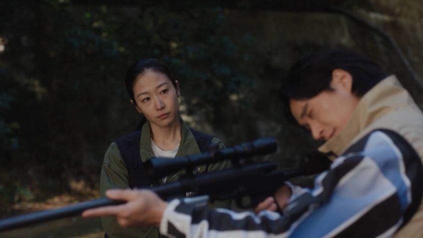 영화에는 훈련과 통제를 상징하는 오브제들이 반복 등장한다. 목줄과 클리커 그리고 마취총을 차례로 마주하며 하영의 내면으로 점점 들어간다. 이 도구를 통해 하영의 세계가 어떤 질서에 놓여 있는지 드러내고 싶었다.