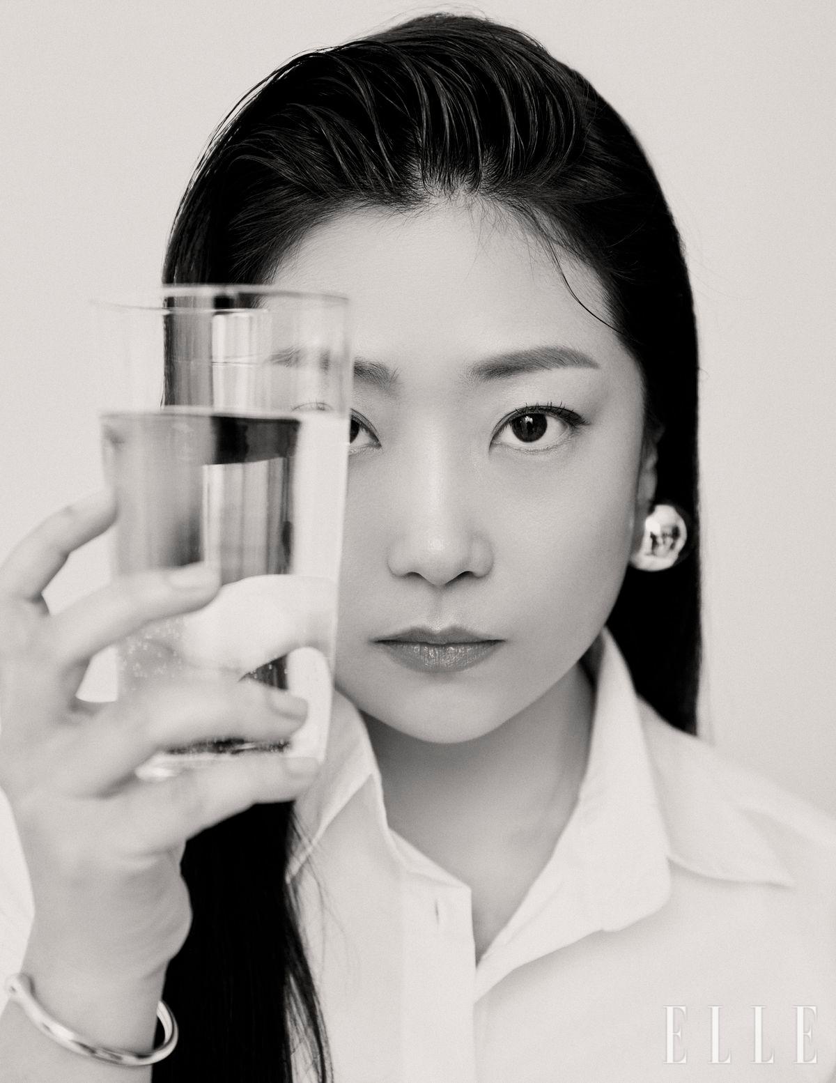 브레이슬릿은 Cos. 셔츠와 이어링은 모두 스타일리스트 소장품.