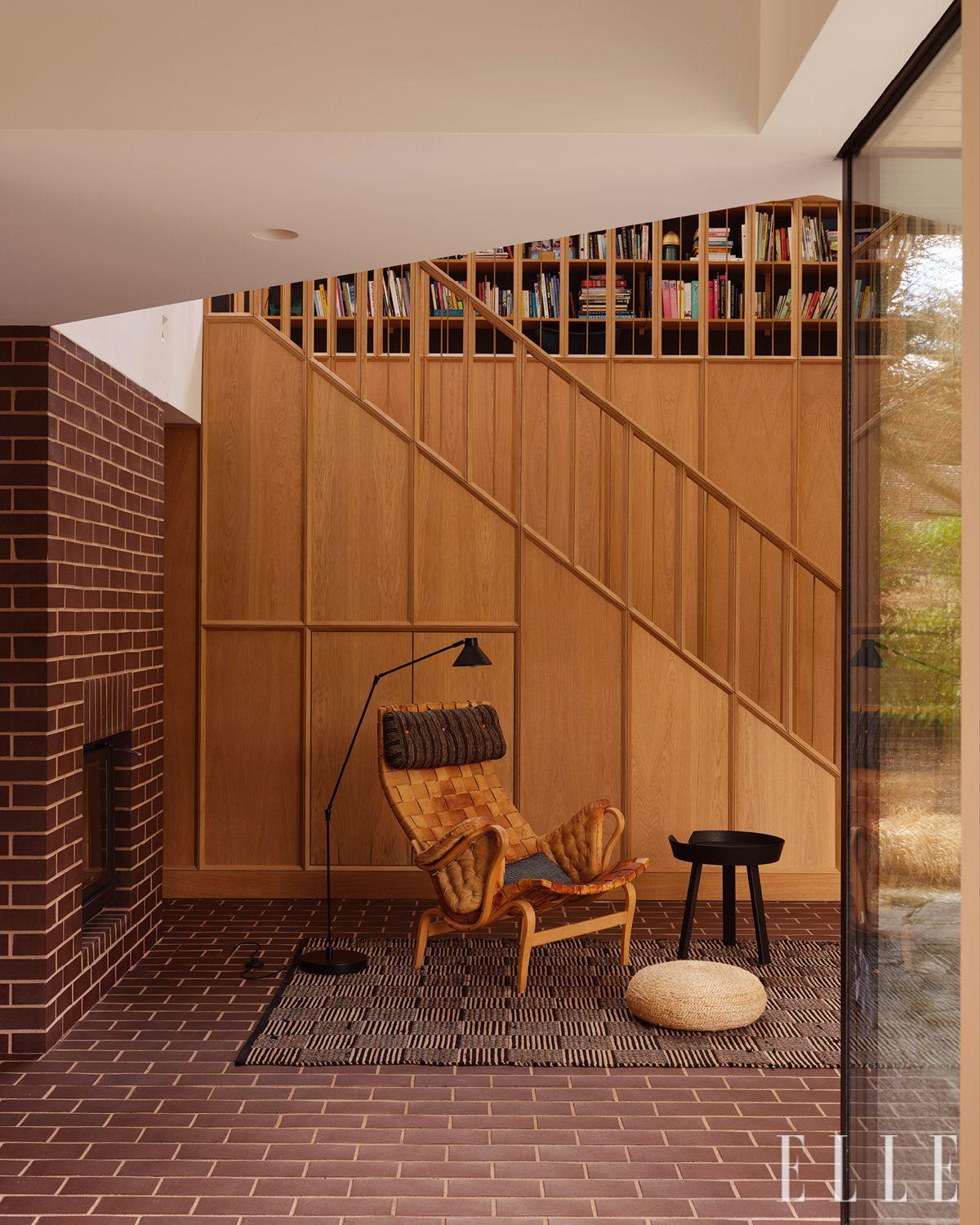  집의 건축적 중심인 아트리움. 라운지체어는 브루노 맛손(Bruno Mathsson)의 빈티지 페르닐라(Pernilla), 테이블은 무토(Muuto)의 어라운드. 