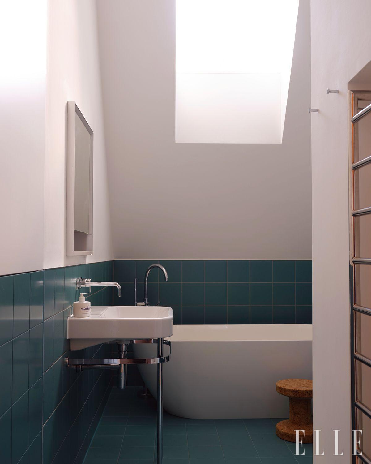  천창에서 떨어지는 빛이 욕조 위로 극적인 장면을 만든다. 틸 컬러 타일은 도무스(Domus). 세면대는 듀라빗(Duravit)의 ‘Happy D.2’. 