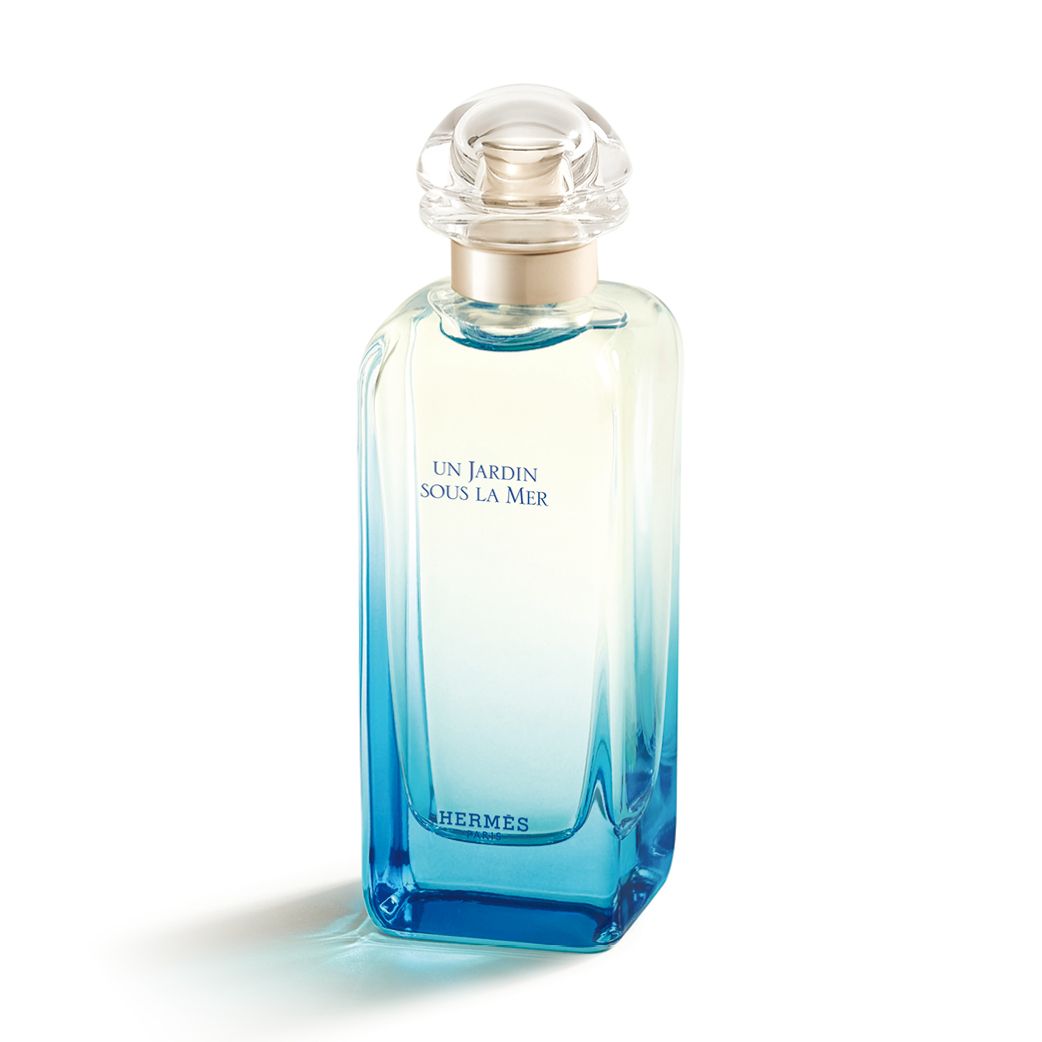 이국적인 티아레 꽃향기에 타마누 열매, 산호 어코드, 미네랄 노트를 더한 운 자르뎅 수 라 메르 오 드 뚜왈렛, 30ml 11만2천원, 50ml 16만5천원, 100ml 24만5천원, Hermès.