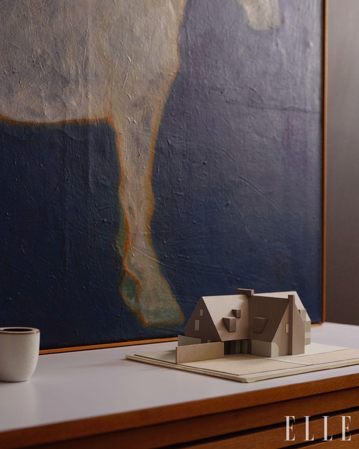 루럴 오피스가 제작한 주택 모형. 체어는 올 밴셔(Ole Wanscher)가 디자인한 프랑스 & 선(France & Søn) 제품. 