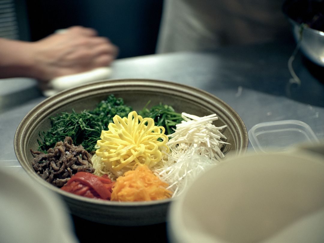 자연의 빛깔을 지닌 다양한 야채와 얇은 파스타 면을 넣은 잡채.