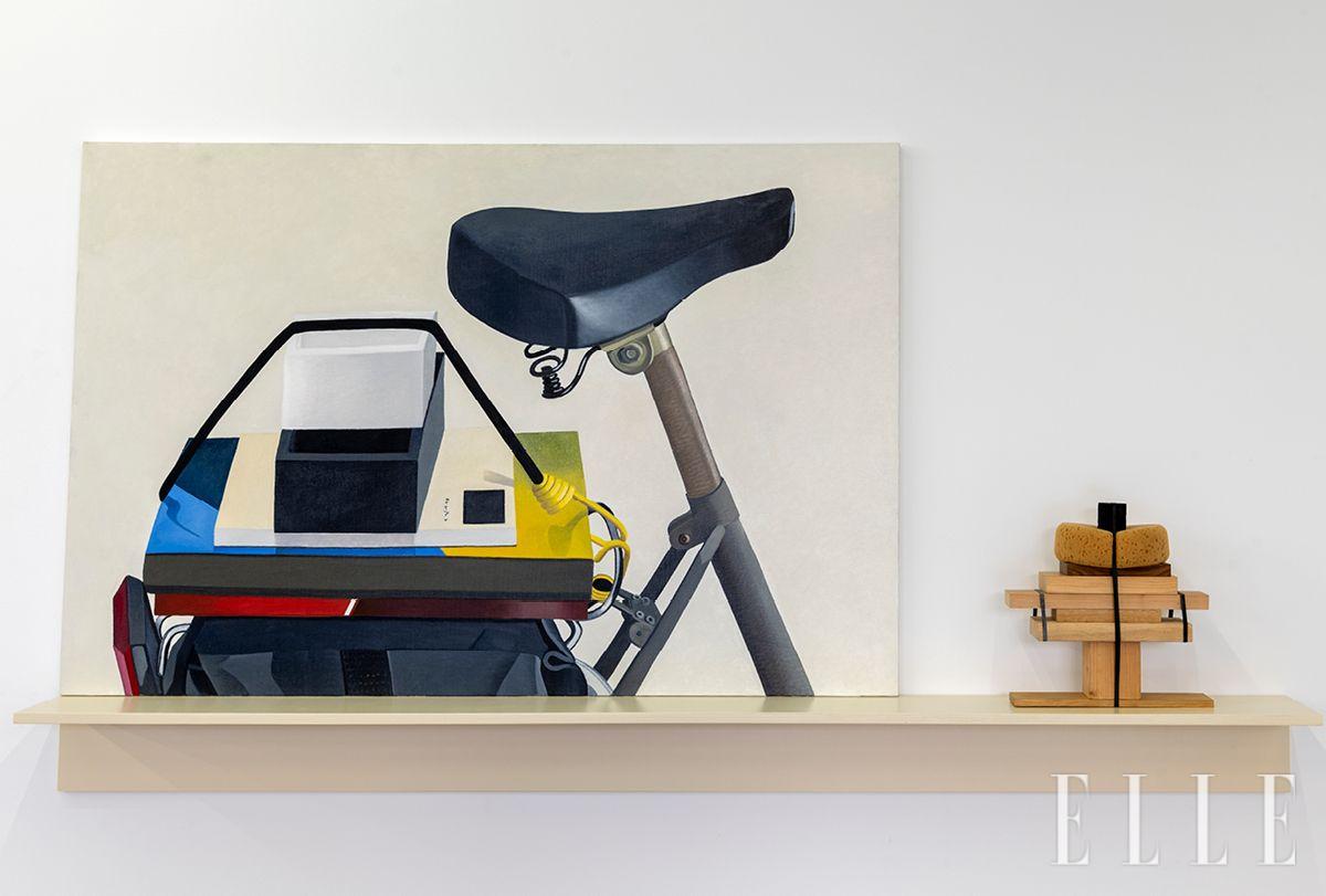 왼쪽 페인팅은 나탈리 뒤 파스키에의 ‘My bicycle is loaded’(2004). 나무, 스펀지, 목탄, 고무줄로 이뤄진 오브제는 피에르 샤르팽의 ‘Sculpture’(2018).