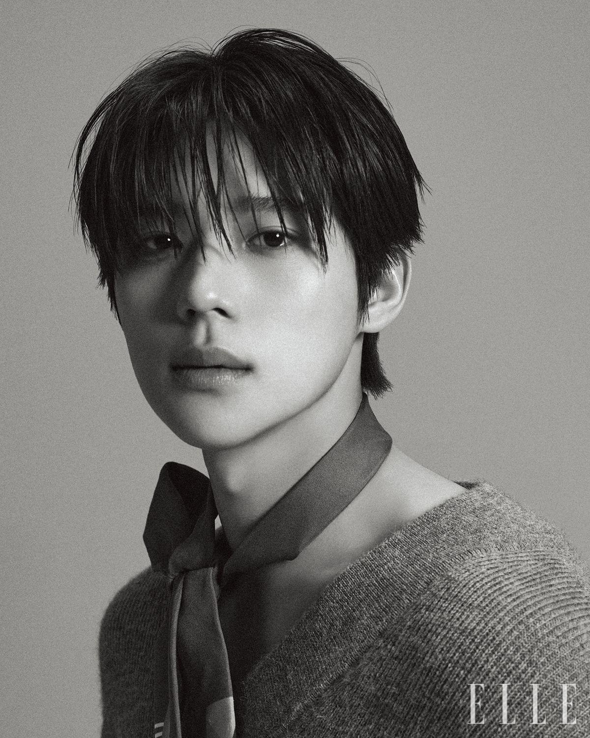 문상민이 입은 그레이 브이넥 맨 니트 톱은 Dior. 패턴 타이는 Dolce & Gabbana.