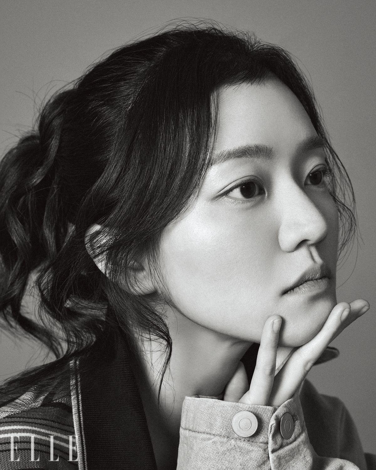 고아성이 입은 워크 재킷은 Tonywack. 스트라이프 크롭트 톱은 Isabel Marant Étoile. 