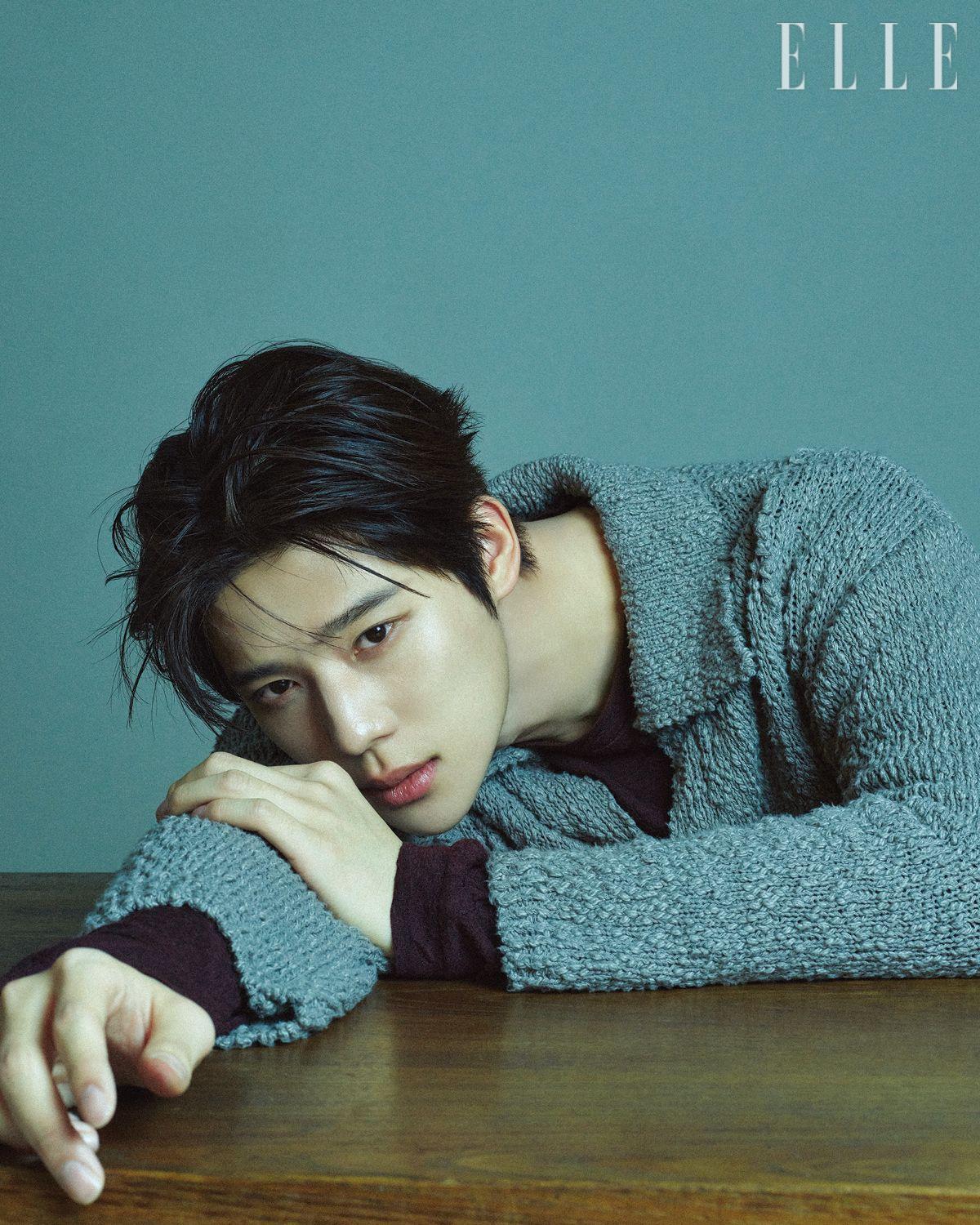 그레이 니트 톱은 Moonsun. 버건디 이너 웨어 톱은 Recto.