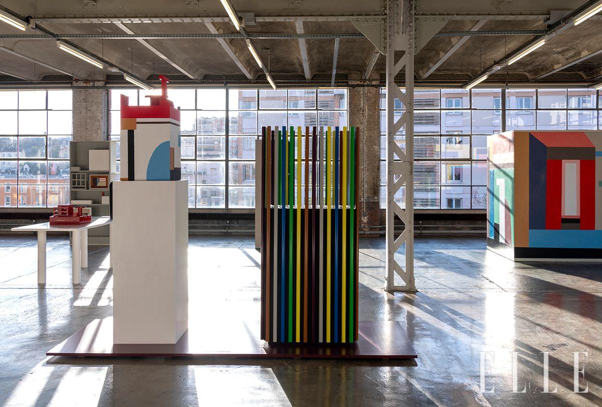 왼쪽의 목조 오브제는 나탈리 뒤 파스키에의 ‘Sans titre’(2023). 오른쪽의 래커 마감한 금속과 착색한 목재 구조물은 피에르 샤르팽의 ‘Cabinet Girotondo’(2002).