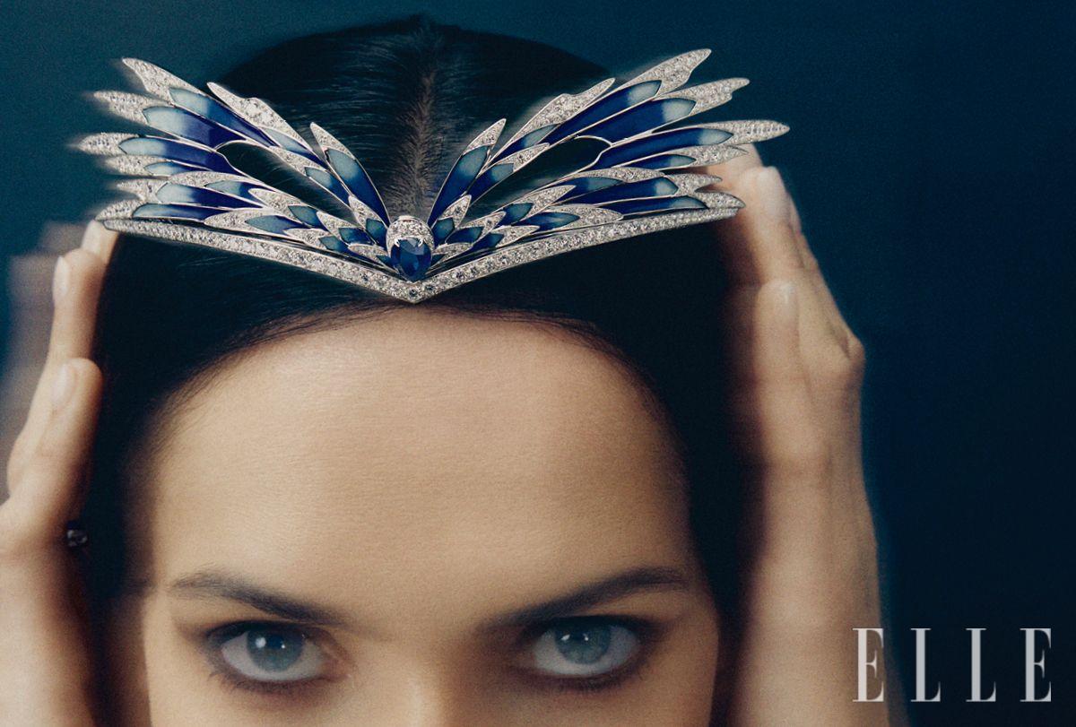 중앙에 3.92캐럿 페어 셰입 마다가스카르 사파이어를 장식한 아그레뜨 티아라. 네 가지 다른 방식으로 착용할 수 있으며, 극적인 분위기의 마스크로도 연출할 수 있다. 