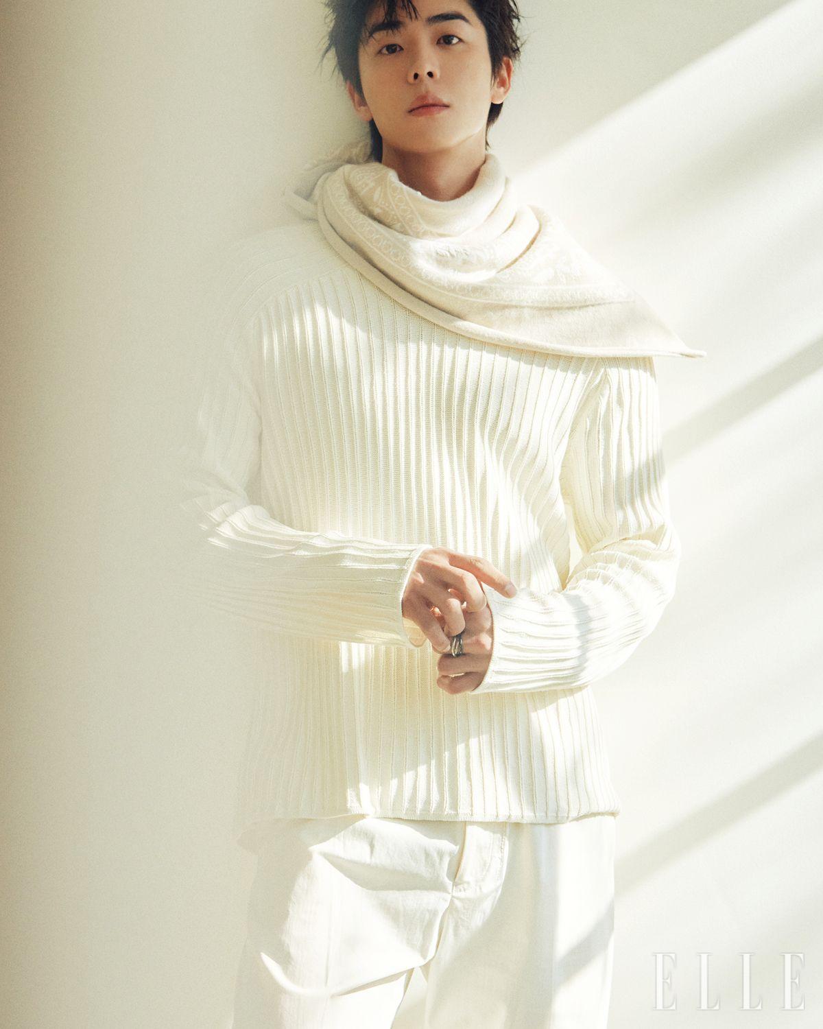 아이보리 니트 톱과 팬츠는 Ferragamo. 스카프는 Barrie. 