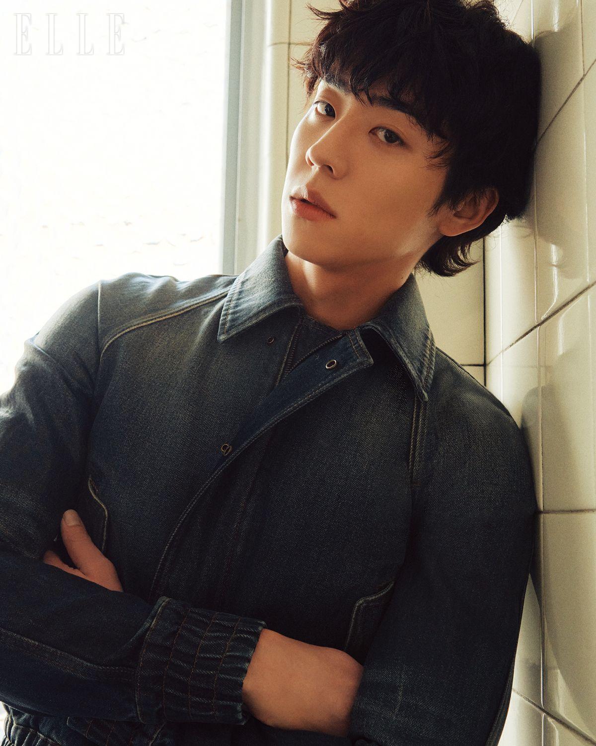 코팅 데님 재킷은 Burberry.