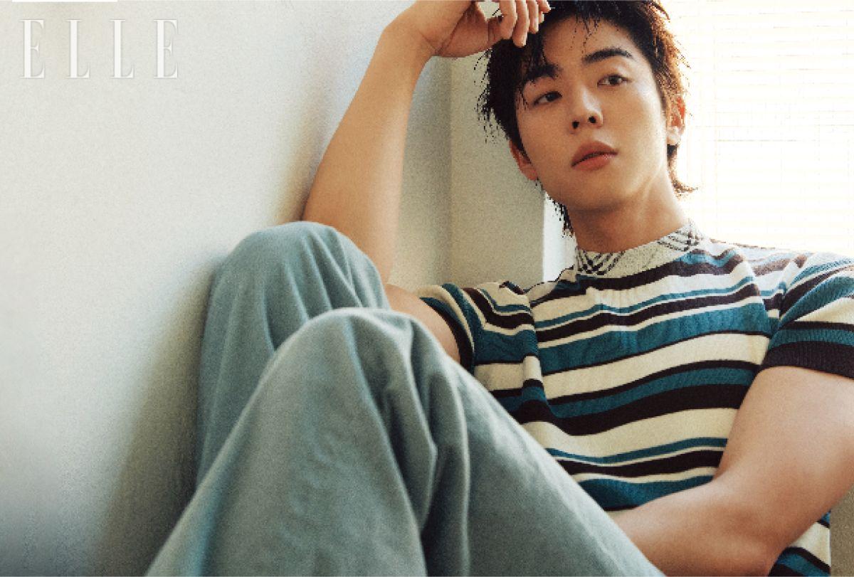 스트라이프 티셔츠와 스웨이드 부츠는 모두 Burberry. 스카이블루 플레어 팬츠는 YCH.