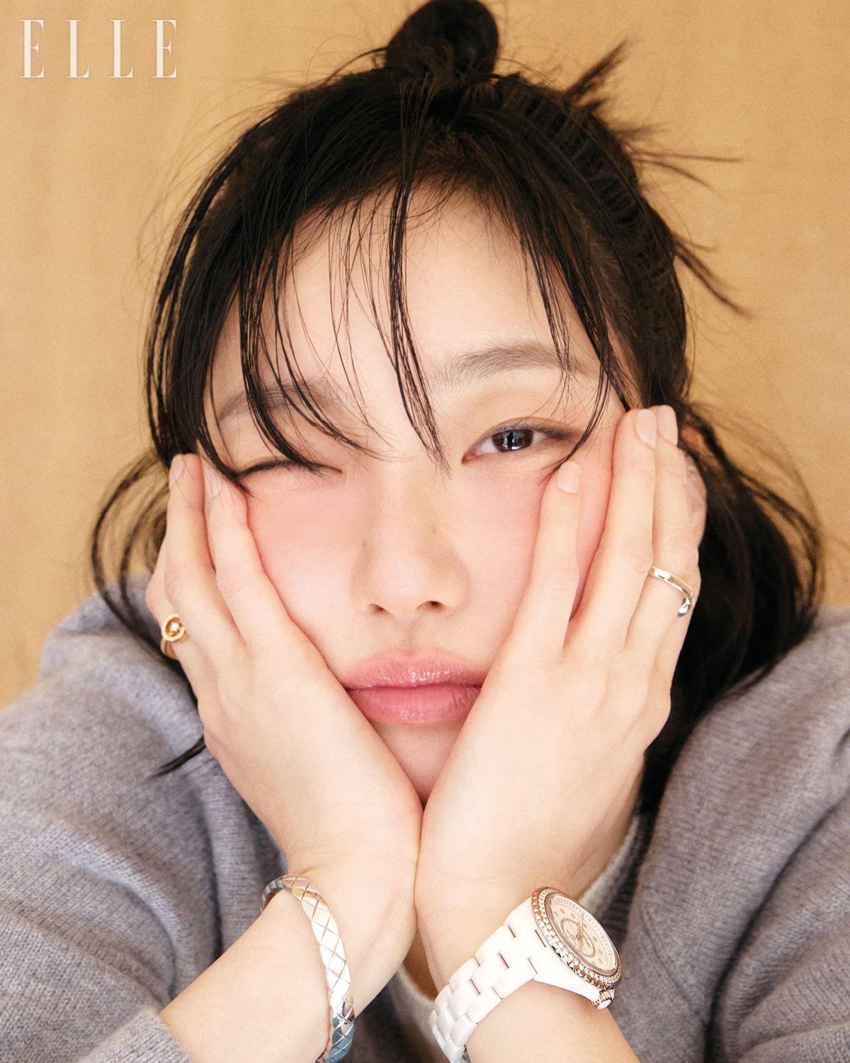 베젤과 다이얼에 다이아몬드를 세팅한 화이트 세라믹 케이스의 J12 다이아몬드 베젤 워치 칼리버 12.2 33mm 워치, 오른손에 착용한 퀼팅 모티프의 다이아몬드를 세팅한 옐로골드 코코 크러쉬 링, 화이트골드 코코 크러쉬 브레이슬릿, 왼손에 착용한 화이트골드에 다이아몬드를 세팅한 코코 크러쉬 링은 모두 Chanel Watches & Fine Jewelry.