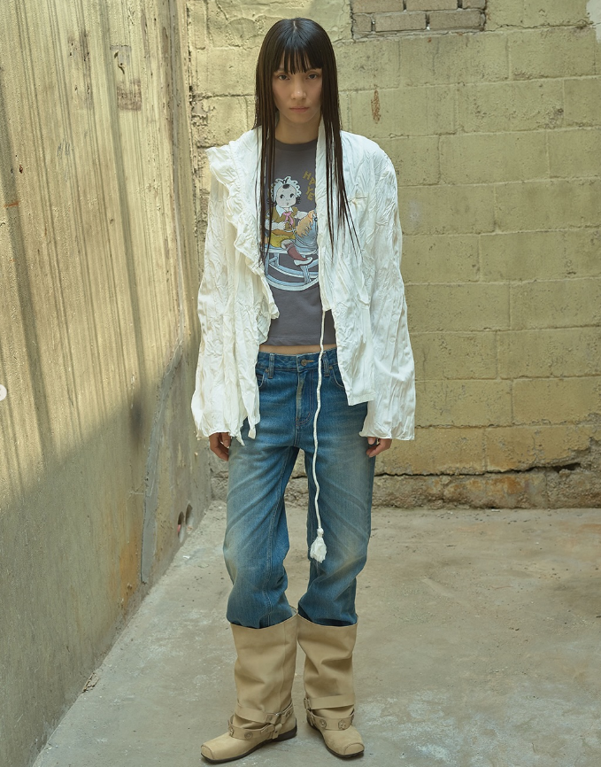 클래식 데님 팬츠를 입은 인플루언서 민주(@mjbypp)와 Open yy 모델 착장 컷