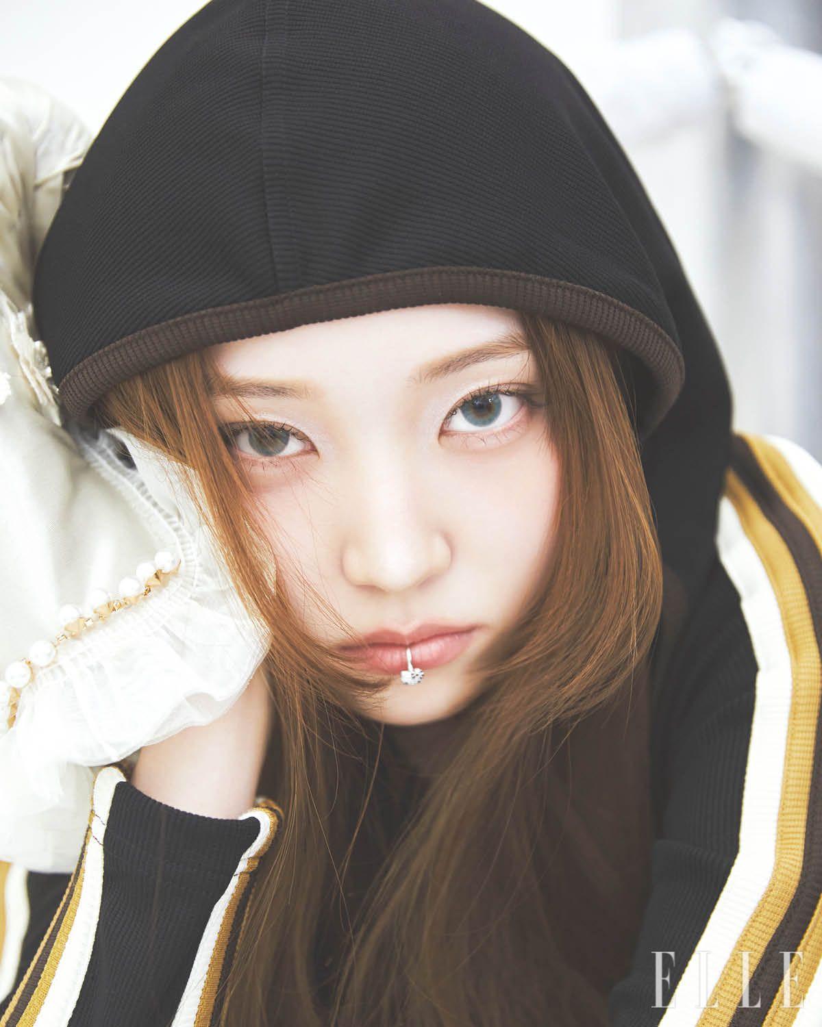 후디드 트랙 톱은 Christopher Esber by Adekuver. 립 피어싱은 Uselessobjects.