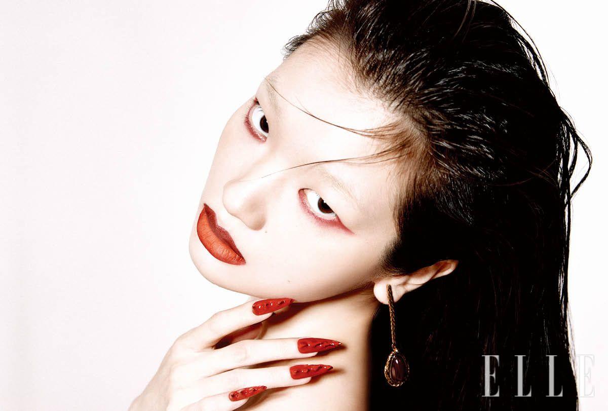 원징의 드롭 이어링은 스타일리스트 소장품.