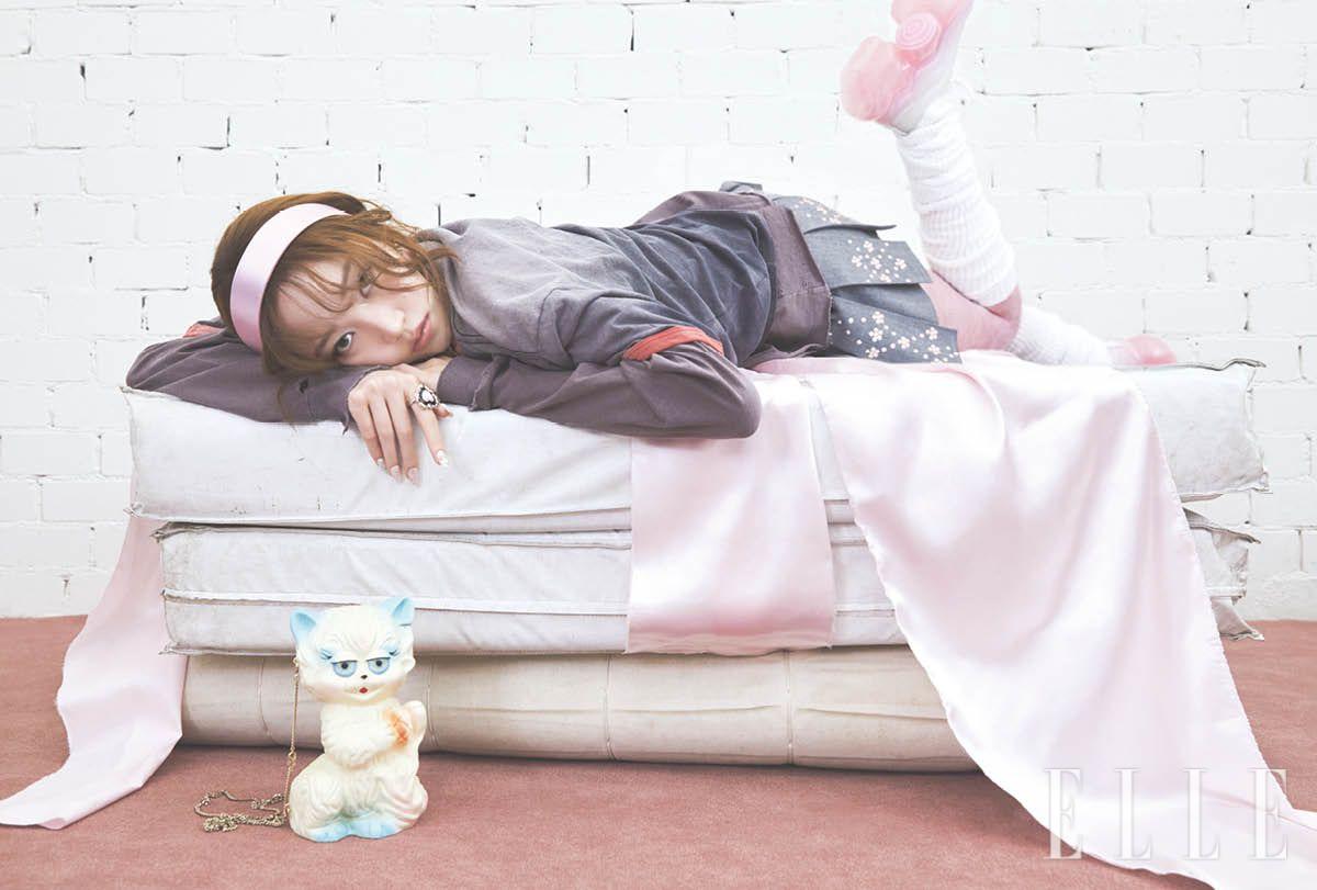 레이어드한 티셔츠는 모두 Enfants Riches Déprimés. 스커트는 Florentina Leitner by Adekuver. 하트 링은 Uselessobjects. 고양이 체인 백은 Valentino Garavani.