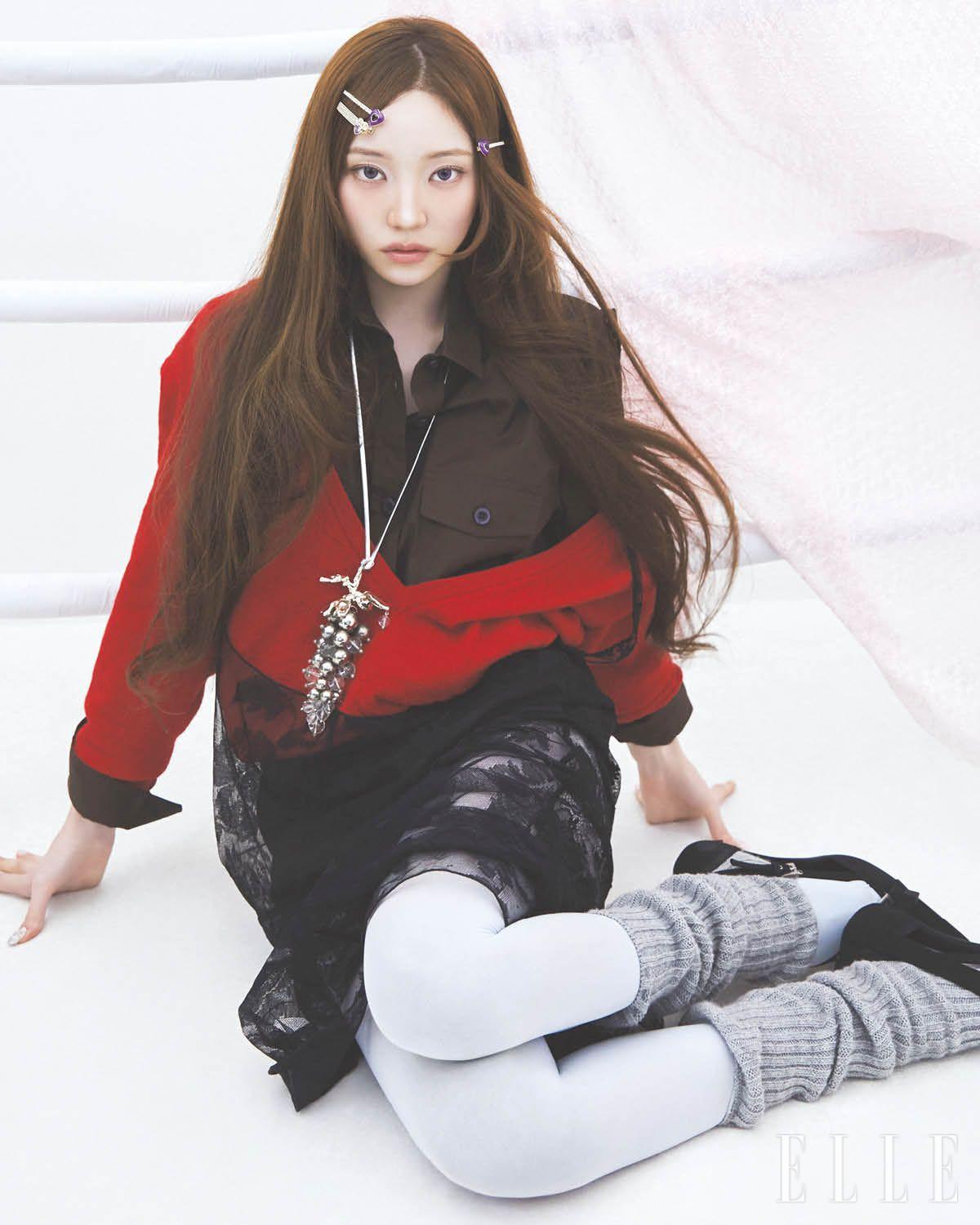 브라운 셔츠와 레드 니트, 블랙 시스루 드레스, 슈즈는 모두 Prada. 헤어핀은 모두 Uselessobjects. 