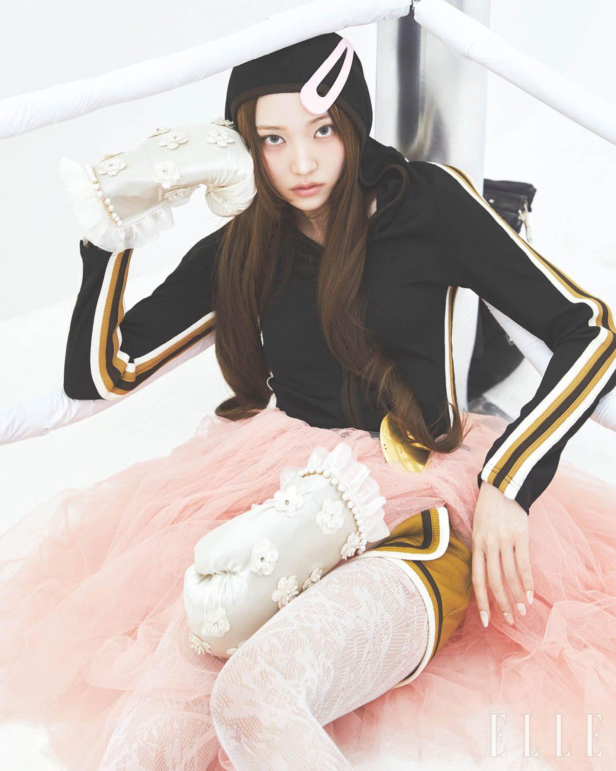 트랙 재킷과 팬츠는 모두 Cristopher Esber by Adekuver. 스커트는 Repetto. 벨트는 Celine.