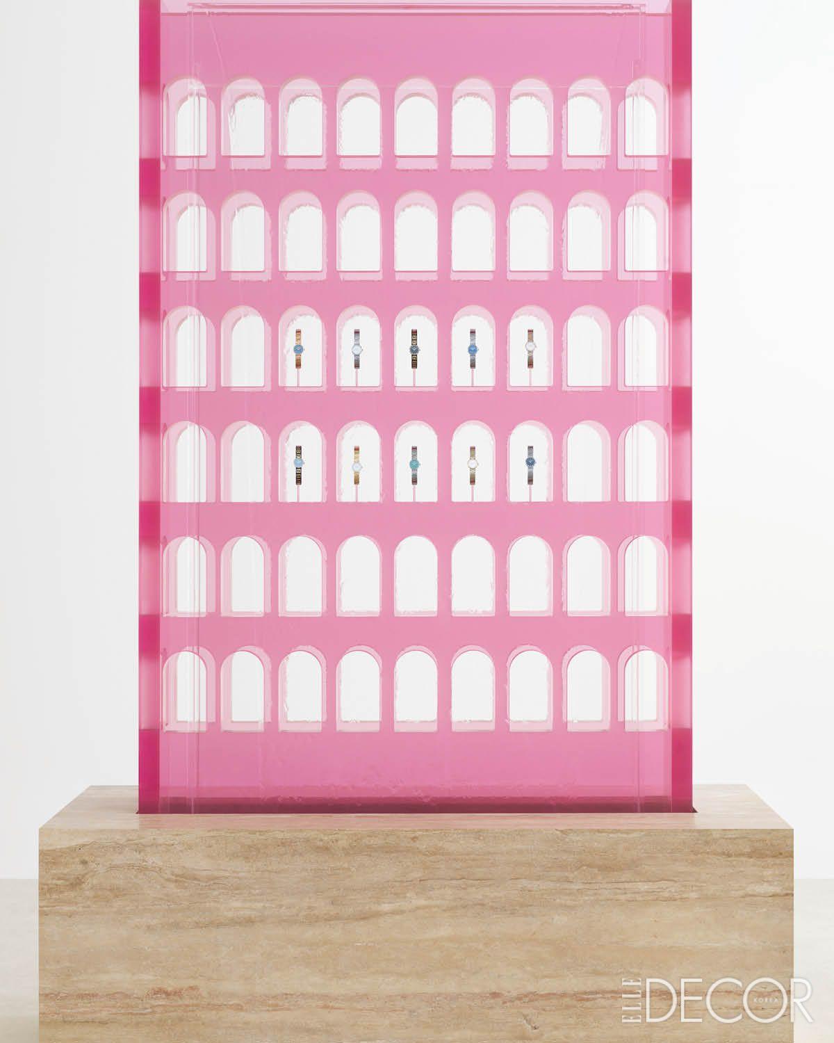 사빈 마르셀리스의 커리어에 중요한 전환점이 된 협업. 펜디와의 ‘XL Fendi Fountains’. 반투명 컬러 레진과 물이 겹겹이 레이어드돼 신비로운 장면을 연출했다.