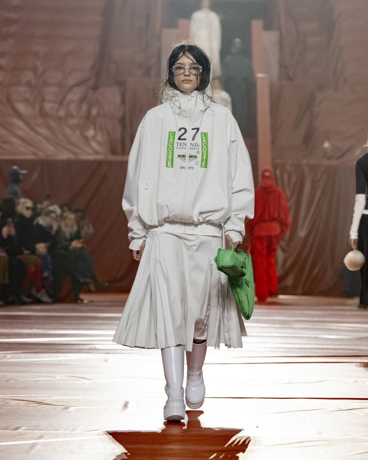 A라인 스커트로 스포티즘을 모던하게 풀어낸 라코스테의 2026 가을 겨울 컬렉션. 