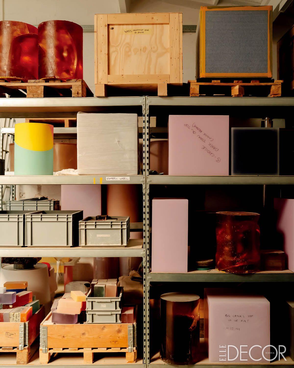 공장 옆의 웨어하우스에 지금까지 해온 작업물과 수많은 테스트 피스가 시간의 레이어처럼 보관돼 있다.