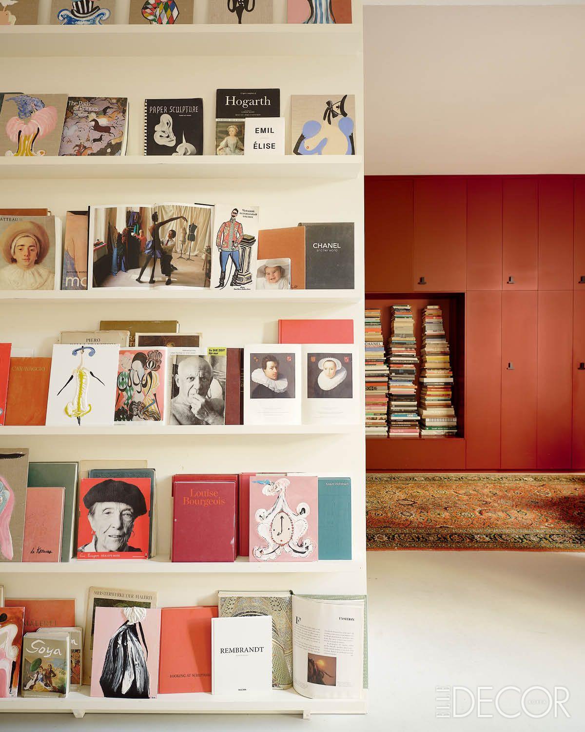 메리엄의 작품과 어우러진 영감의 서적 너머에 놓인 테라코타 톤의 붙박이장