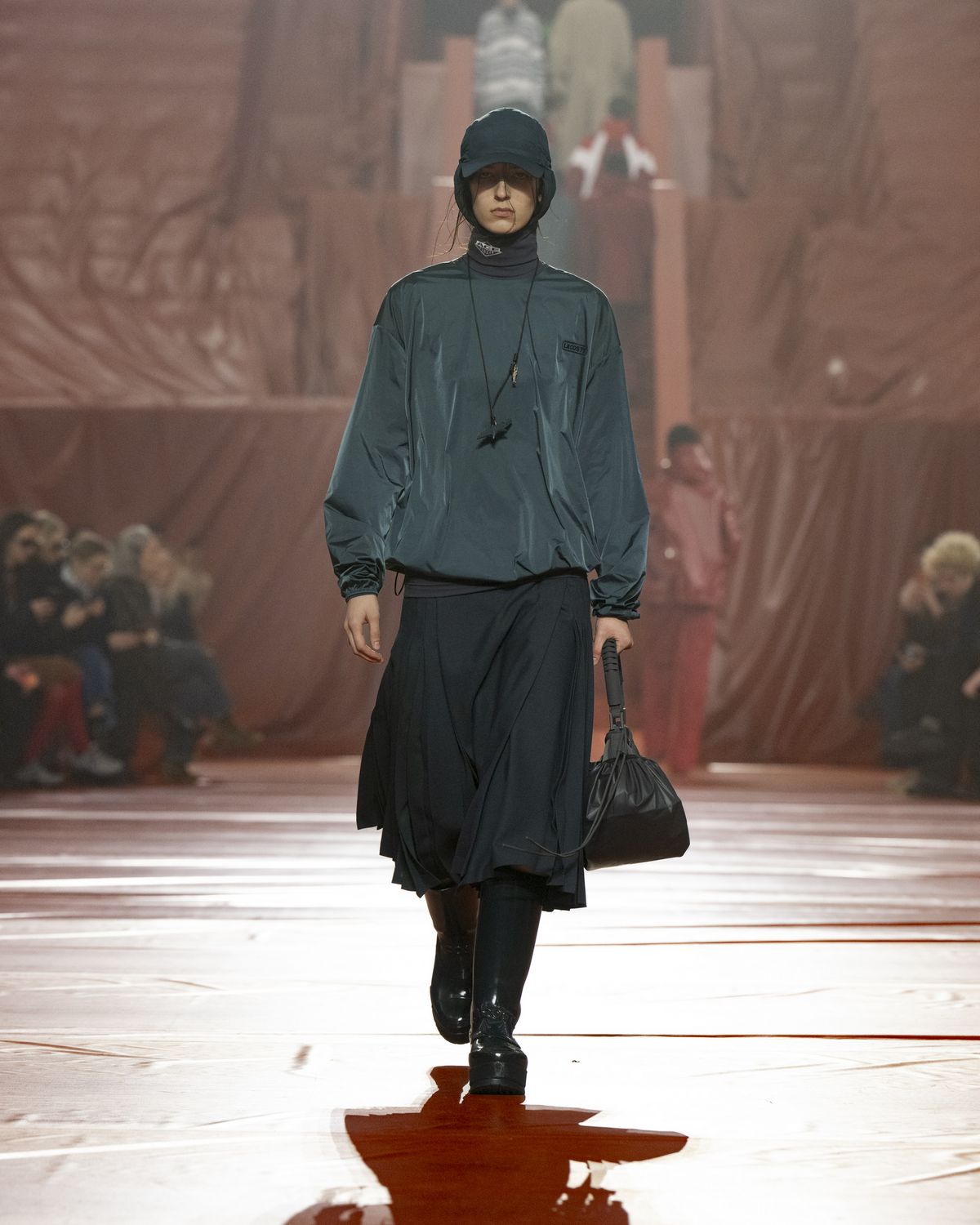 비와 바람에 강한 방수 소재로 완성한 아이템이 컬렉션 곳곳에 모습을 비췄다. 