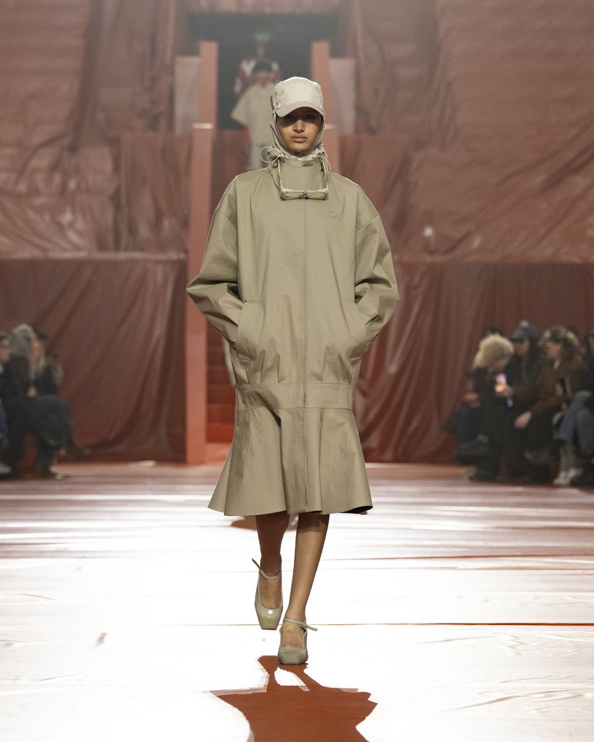 라코스테의 2026 가을 겨울 컬렉션을 연 두 번째 스커트 룩. 매킨토시와 협업한 미니 캡슐 ‘The Roots Collaboration’이다. 