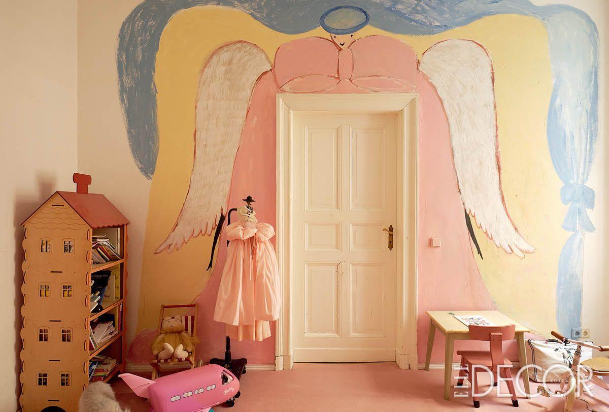  날개를 그린 벽화와 장난감, 가구를 따라 동화 속 한 장면처럼 펼쳐진 아이 방.