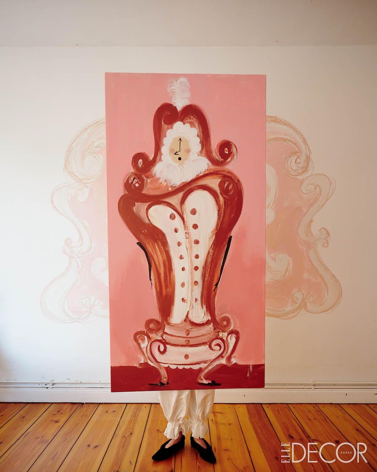 핑크빛 옷장이 된 디바를 유쾌한 동작으로 들고 있는 메리엄. 