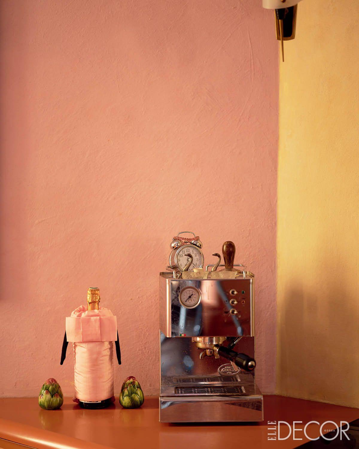 작품과 기물이 흥미롭게 어우러진 주방 한편.