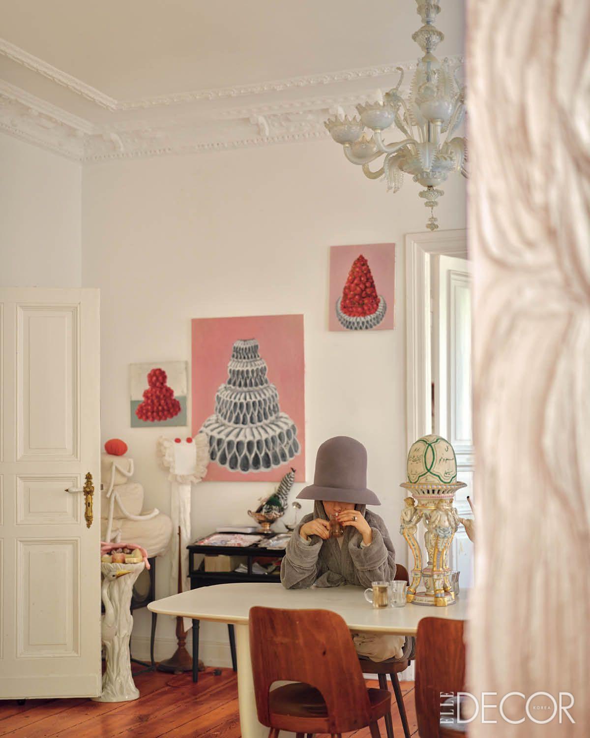 다이닝 룸. 장식적인 샹들리에 아래 메리엄의 회화 작품과 다양한 오브제가 모여 있다. 