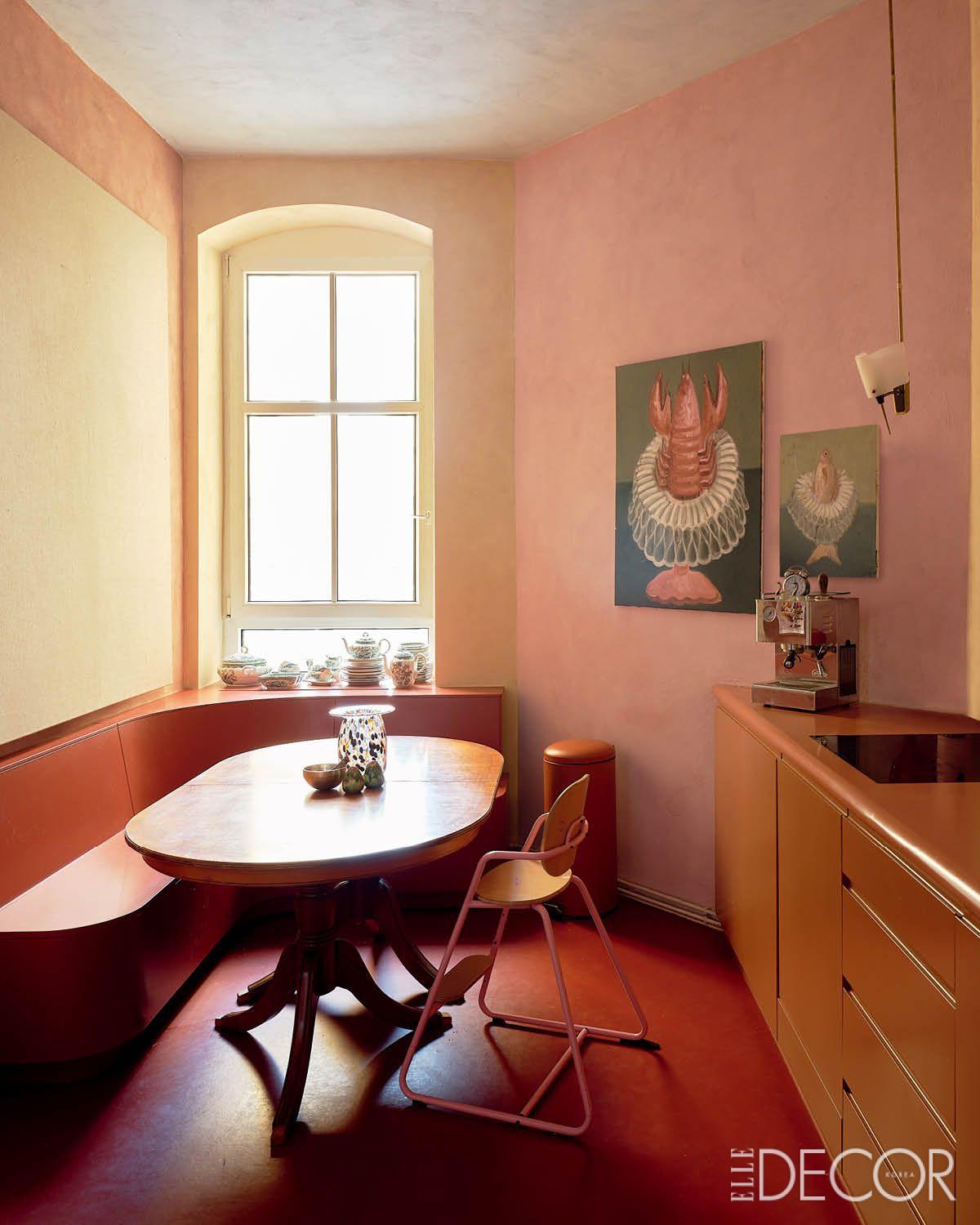  동일하게 테라코타 톤으로 마감한 주방. 