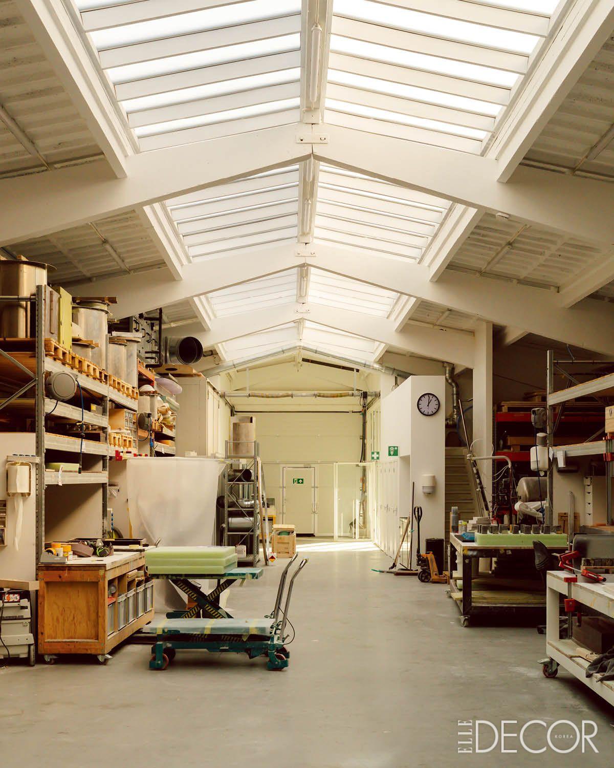 사빈의 레진 오브제가 제작되는 공장은 스튜디오 바로 옆에 자리 잡았다. 한 지붕 아래 디자인과 제작이 자연스럽게 맞닿아 있는 이상적인 작업 환경.