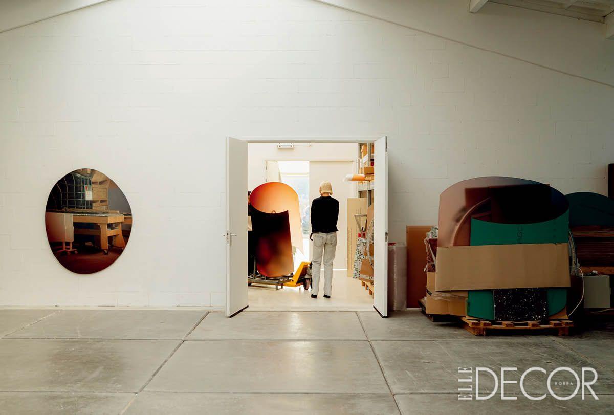 무거운 작품을 이동시키는 수레 역시 사빈 마르셀리스 작업의 일부.