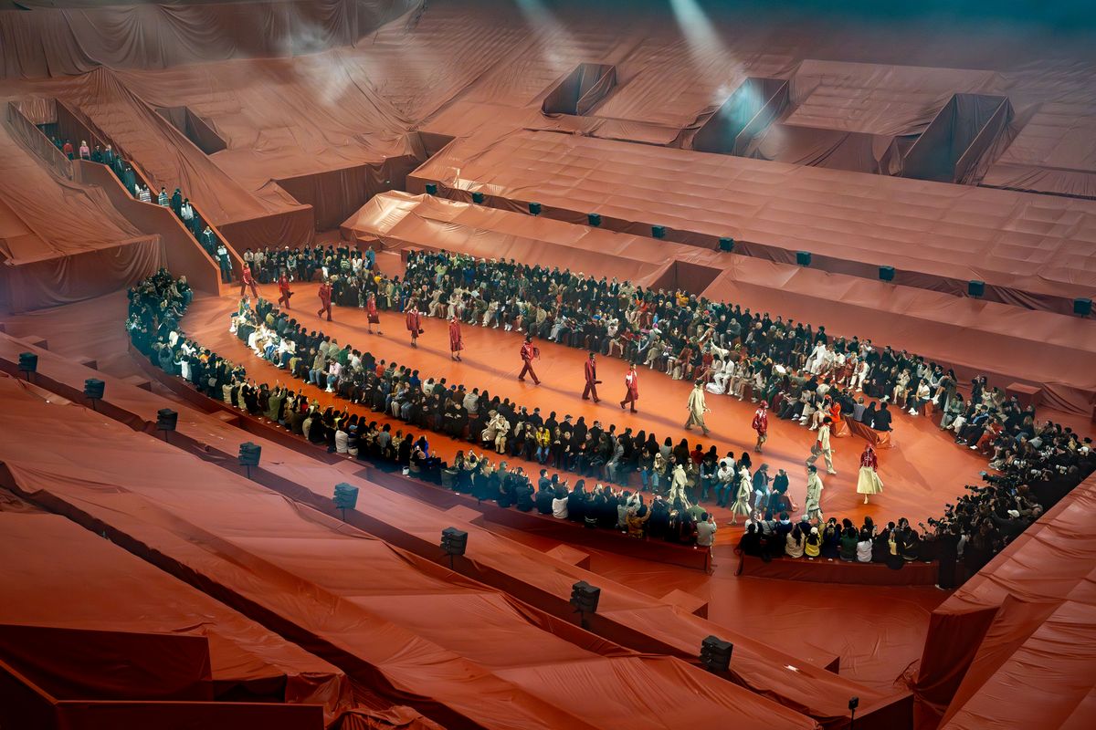 파리 롤랑가로스 스타디움의 필립 샤트리에 코트에서 열린 라코스테 2026 가을 겨울 컬렉션.