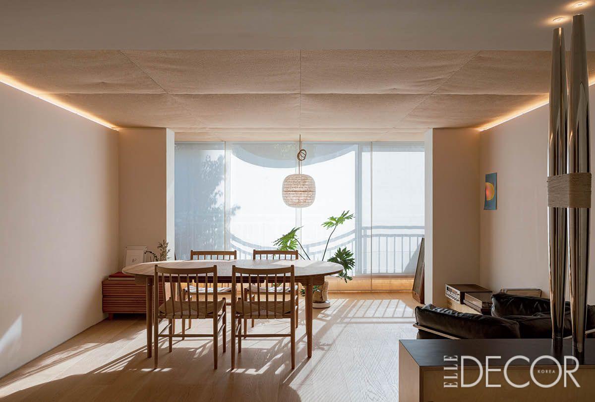 도시의 빛을 안감으로 삼은 집. 직접 조명을 최소화하고 재료의 텍스처를 살려 빚어낸 안온함. 천장을 가로지르는 패브릭 패널과 그 결을 따라 흐르는 은은한 간접조명이 공간에 부드러운 리듬을 더한다.