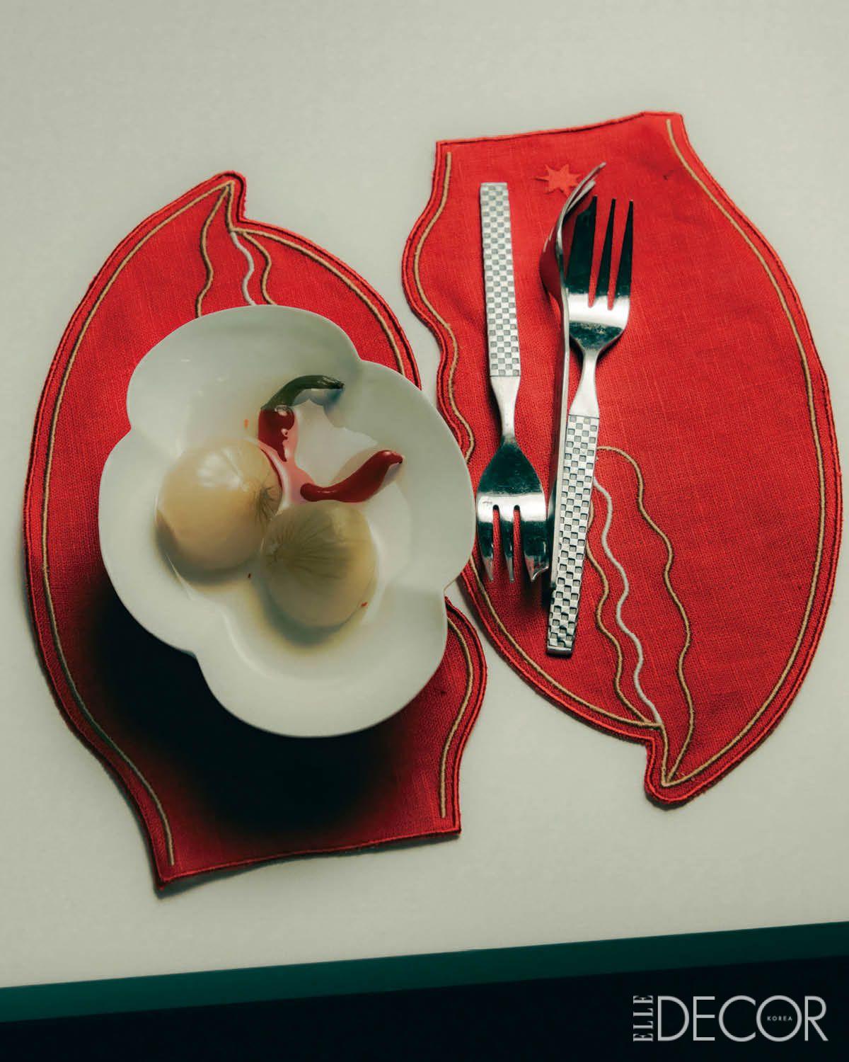 살바도르 달리의 ‘로브스터 전화기’에서 영감받아 메종 발자크가 디자인한 로브스터 집게발 칵테일 냅킨. 