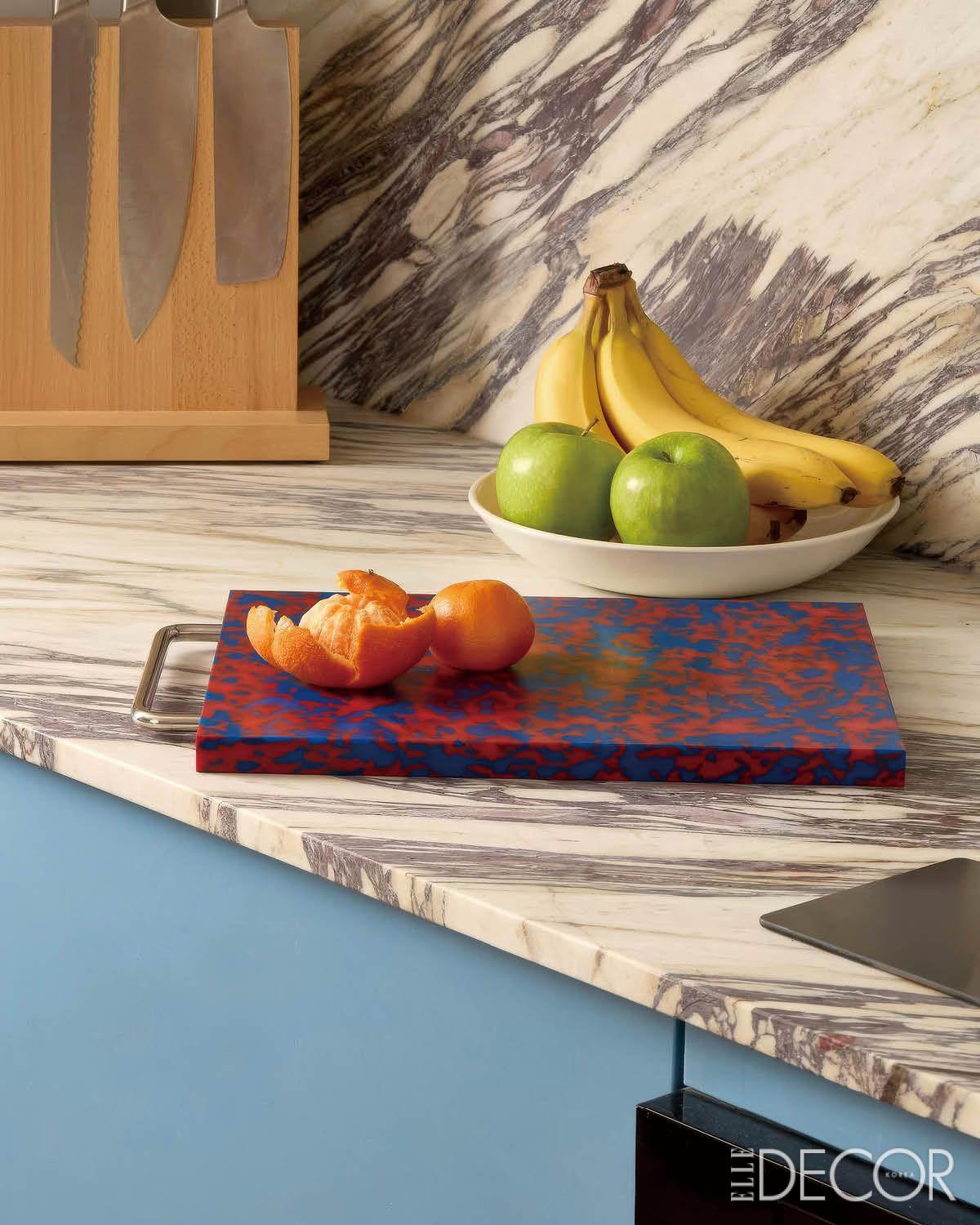생생한 패턴과 컬러가 주방에 활기를 더해주는 도마는 프레데릭스 앤 메이(Fredericks & Mae) 제품.